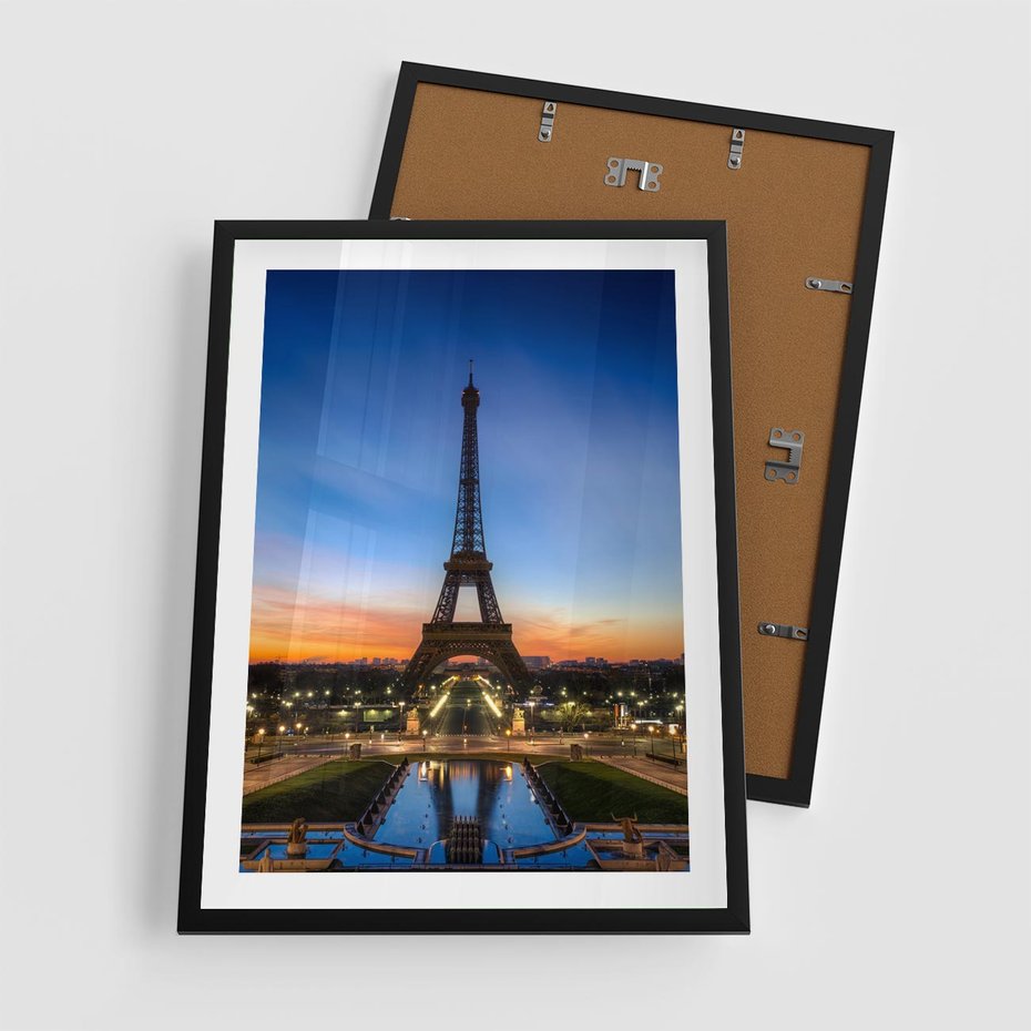 Plakat w ramie 50x70 - Wieża Eiffla w Innej Odsłonie - wieża, Eiffla - rama czarna