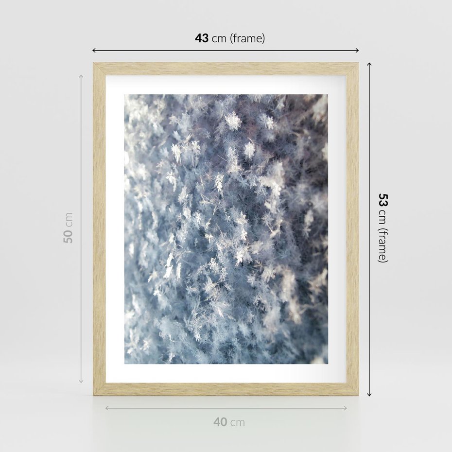 Plakat w ramie 40x50 - Magia Śnieżnych Kryształków - śnieg, szron - rama drewno