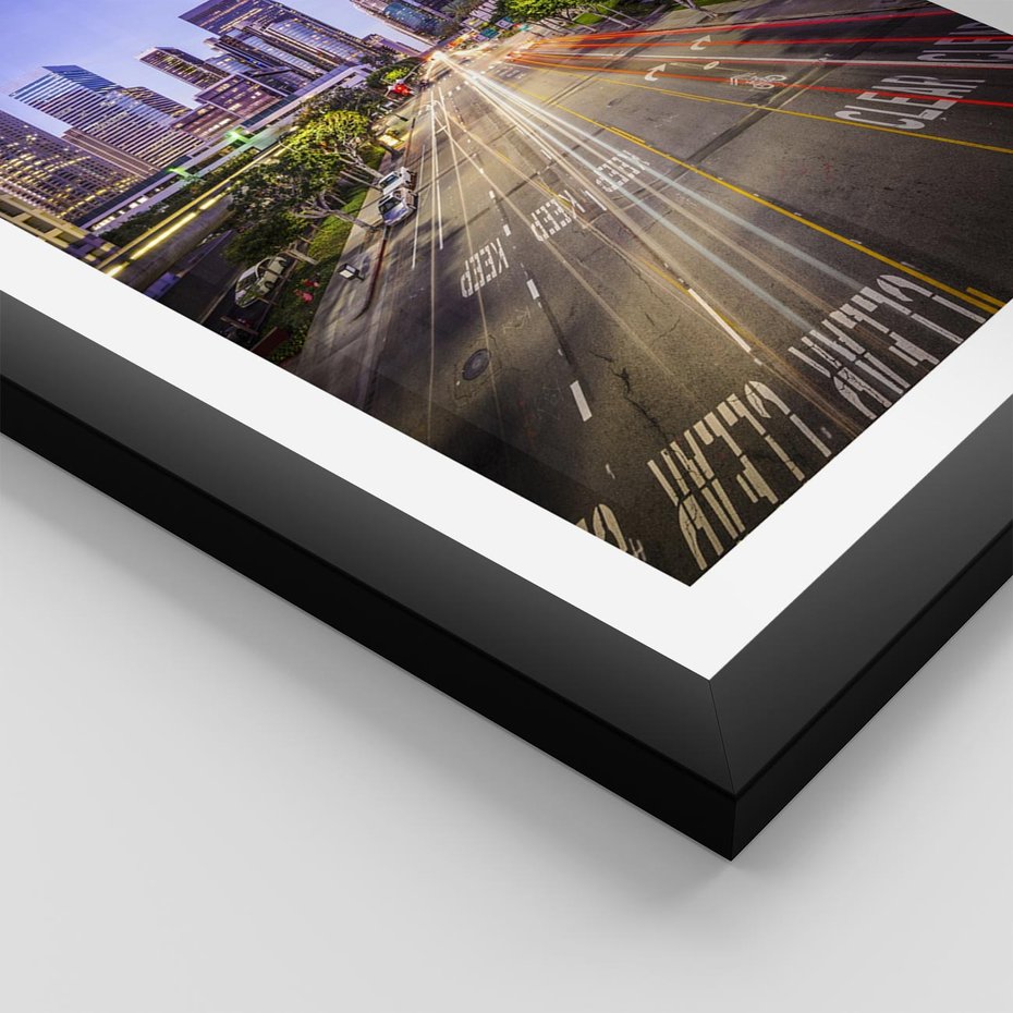 Plakat w ramie 40x50 - Światło nocnej ulicy - miasto, nocą - rama czarna