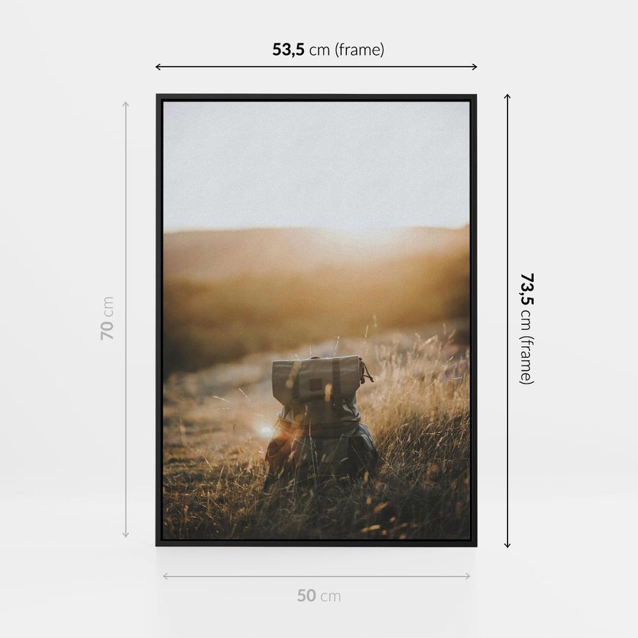 Obraz w ramie 50x70 - Podróżniczy bukiet na łące - plecak, podróż - rama czarna