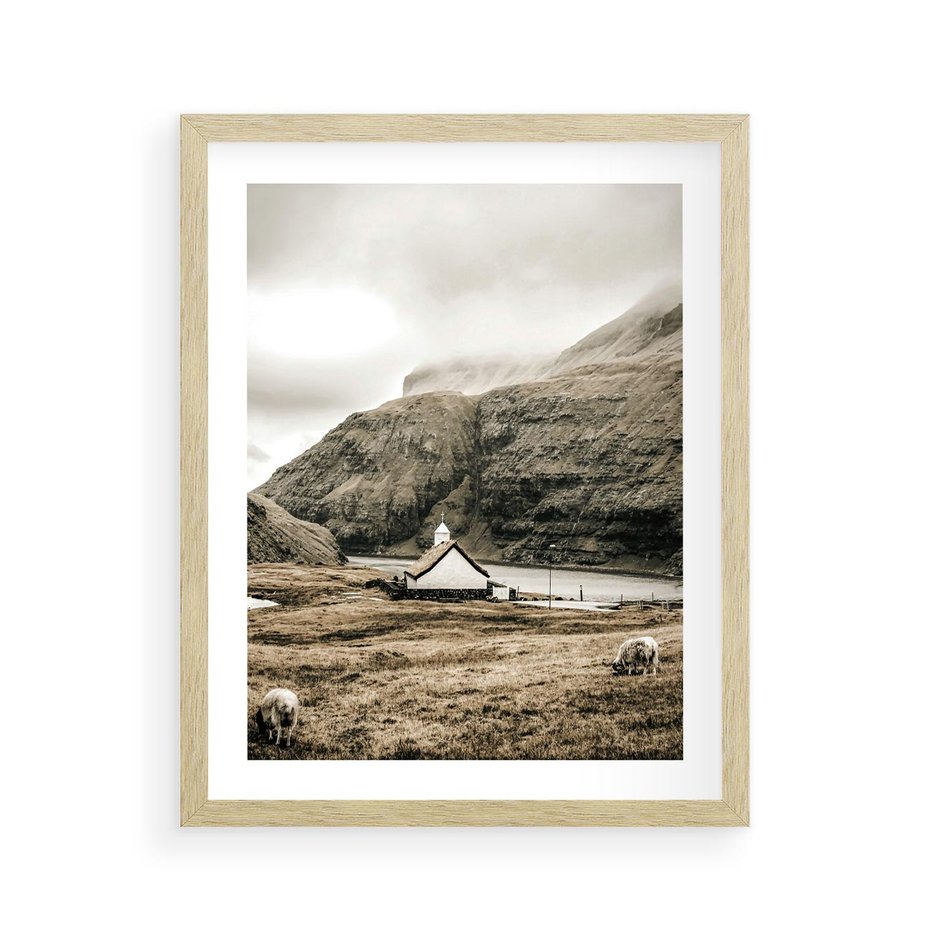Plakat w ramie 40x50 - Kościół na Wzgórzu: Sepia Nostalgii - kościół w górach, na wzgórzu - rama drewno