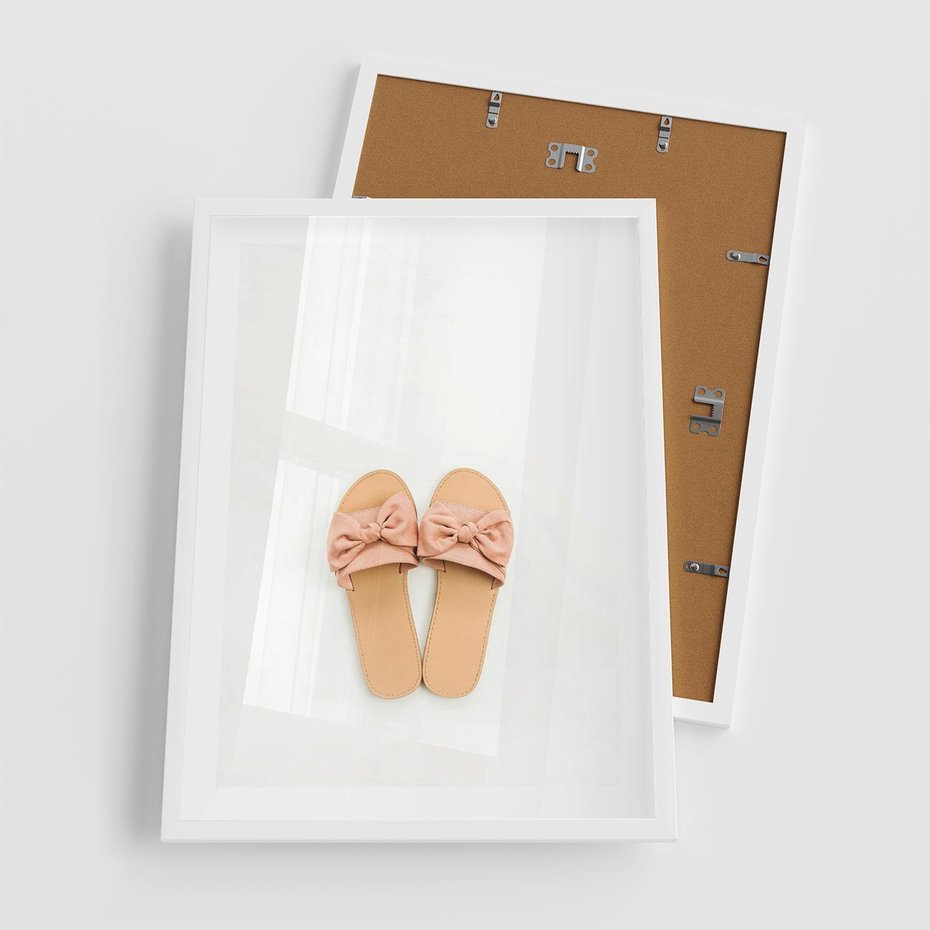 Plakat w ramie 50x70 - Minimalistyczna Moda: Klapki na Białym Tle - klapki, minimalizm - rama biała