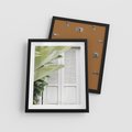 Plakat w ramie 40x50 - Tropikalne Okno - białe okiennice, zielona tropikalna roślina - rama czarna