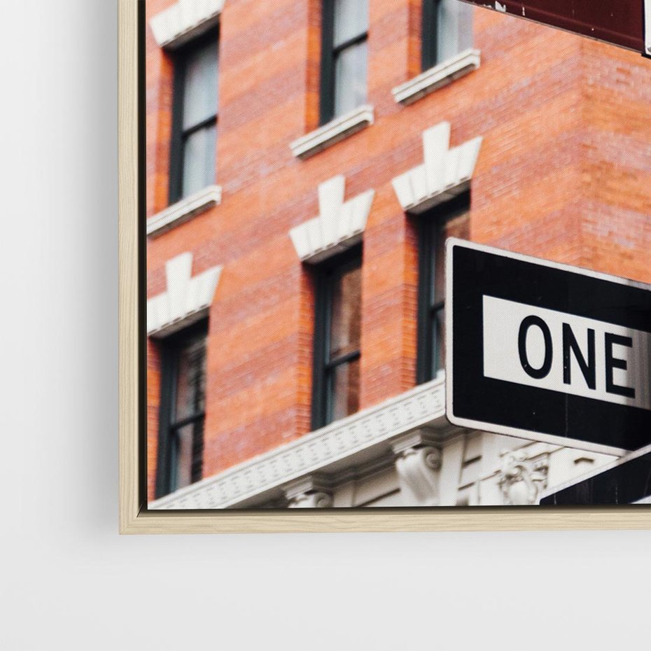 Obraz w ramie 50x50 - Namiastka wielkiego miasta - Nowy Jork, drogowskaz - rama drewno