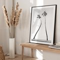 Plakat bez ramy 50x70 - Samotne Palmy - czarno biała fotografia, dwie samotne palmy