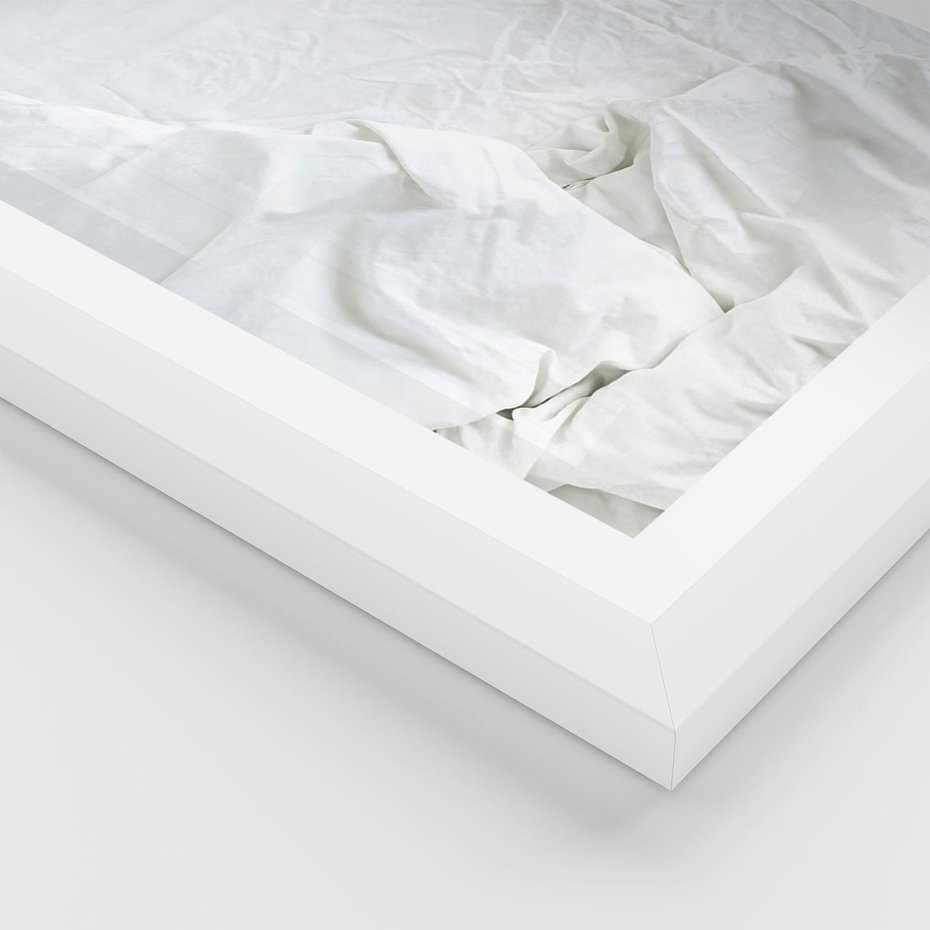 Plakat w ramie 40x50 - Sztuka i Komfort - pościel, biała kołdra poduszka - rama biała