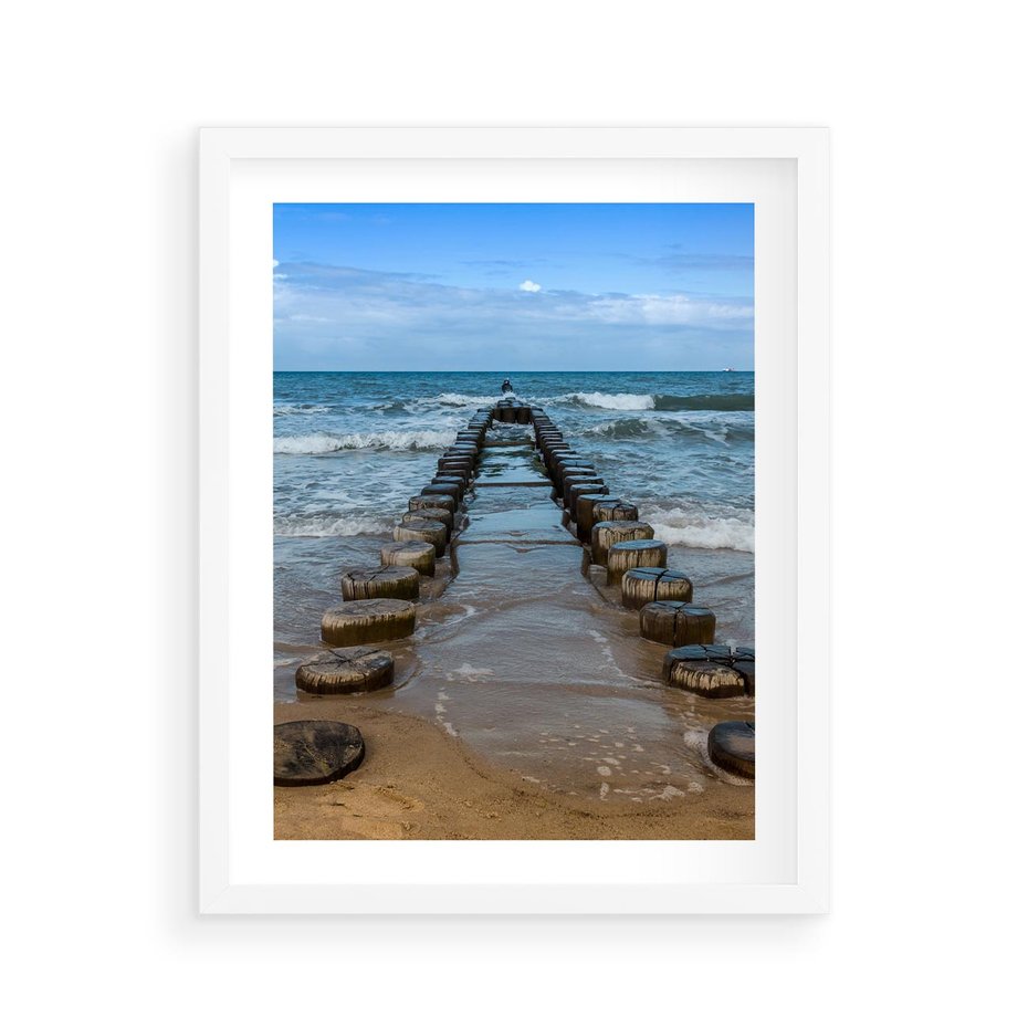 Plakat w ramie 40x50 - Falochron na brzegu morza - falochron, morze - rama biała