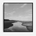 Obraz w ramie 50x50 - Nadmorska Melodia - czarno białe zdjęcie, plaża - rama czarna