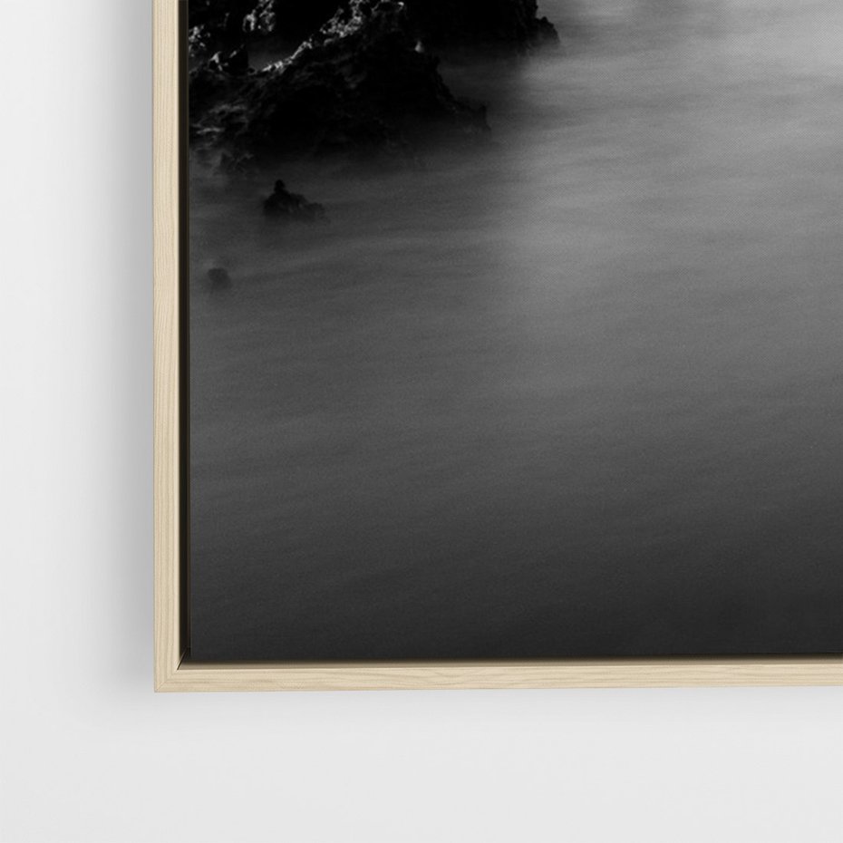 Obraz w ramie 80x120 - Harmonia świateł i cieni - zamglona dzika plaża, skały na plaży - rama drewno