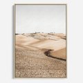 Obraz w ramie 50x70 - Refleksyjny taniec myśli - pustynny krajobraz, odcienie sepii - rama drewno