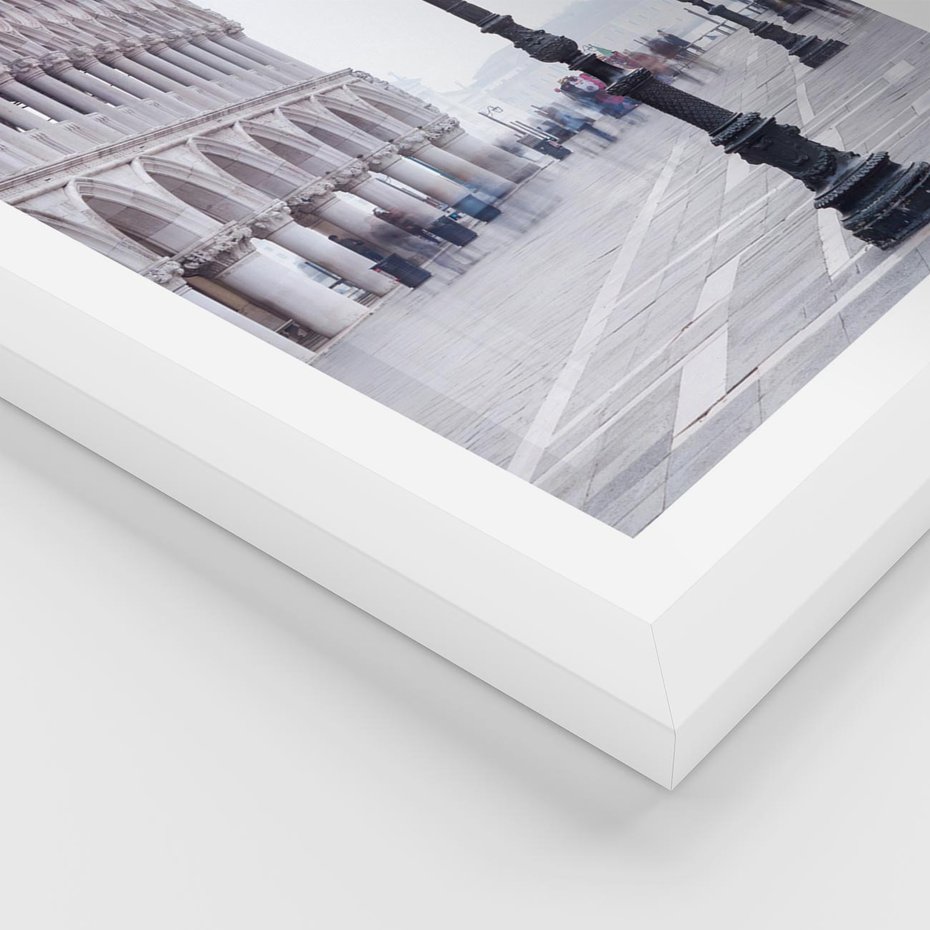 Plakat w ramie 40x50 - Przemijający urok miasta - miasto, uliczka - rama biała