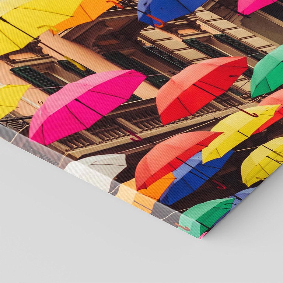 Obraz na płótnie 100x50 - Barwna symfonia wyobraźni - fotografia, kolorowe parasolki podwieszone nad ulicą