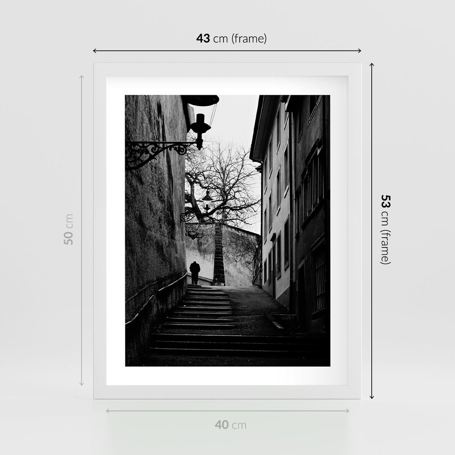 Plakat w ramie 40x50 - Ukryta Uliczka - czarno białe zdjęcie, schody - rama biała