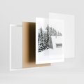 Plakat w ramie 40x50 - Zimowy Urok - śnieg, domek w górach - rama biała