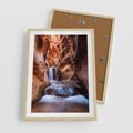 Plakat w ramie 50x70 - Tajemniczy świat jaskini i wodospadu - jaskinia, wodospad - rama drewno