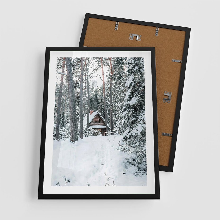 Plakat w ramie 50x70 - Spokój Zimowej Przygody w Lesie - domek w górach w lesie, zima - rama czarna