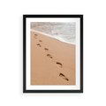 Plakat w ramie 30x40 - Ślady Stóp na Plaży: Spacer nad Morzem - plaża, ślady stóp na piasku - rama czarna