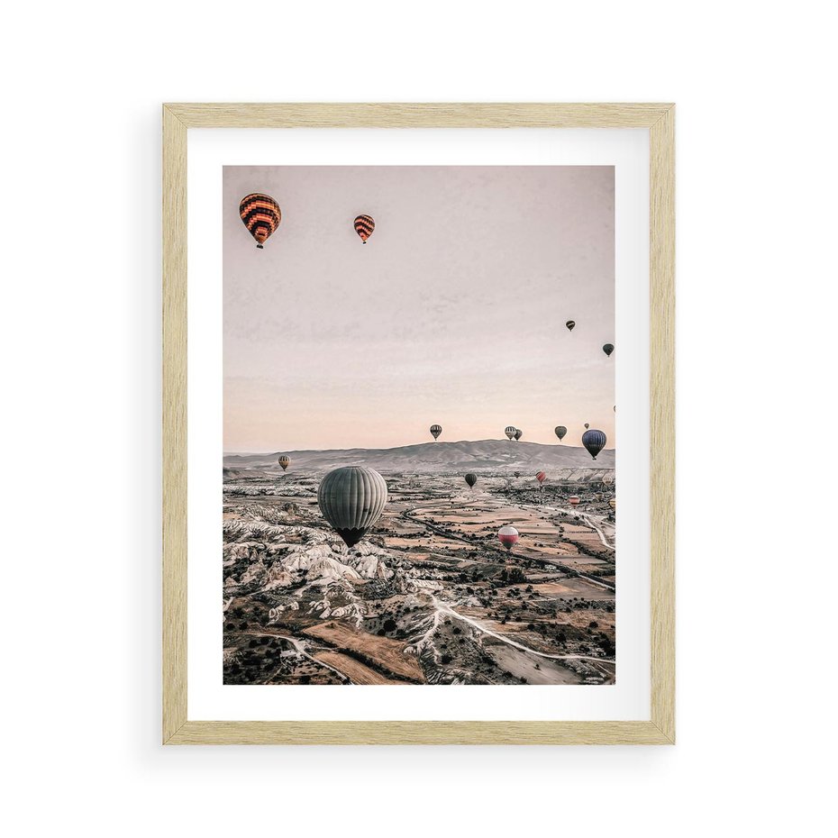 Plakat w ramie 40x50 - Wolność w Powietrzu - balony latające nas pustynnym krajbrazem, balony do latania - rama drewno
