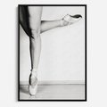 Obraz w ramie 50x70 - Tańcząca Delikatność - artystyczne zdjęcie, odcienie szarości - rama czarna