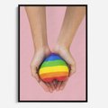 Obraz w ramie 70x100 - Miłość na Dłoniach - zdjęcie, dłonie trzymają ulepione tęczowe serce - rama czarna