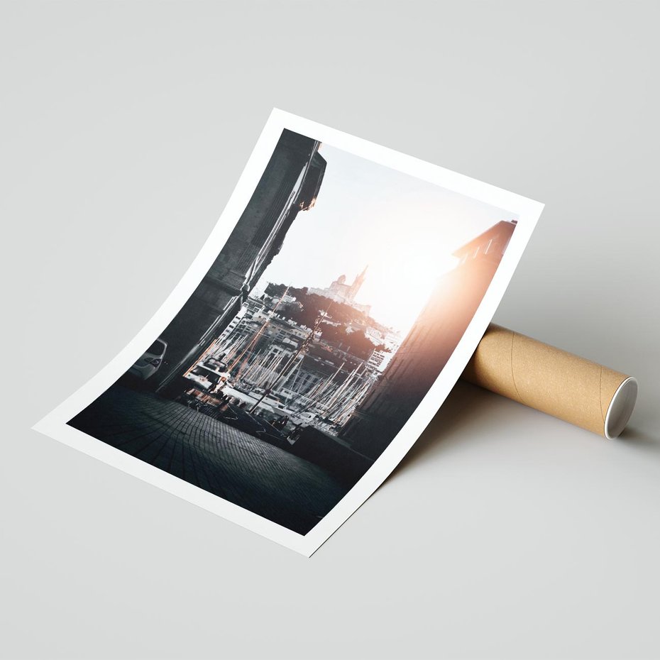 Plakat bez ramy 21x30 - Światło Portowe - czarno białe zdjecie, uliczka w nadmorskim mieście