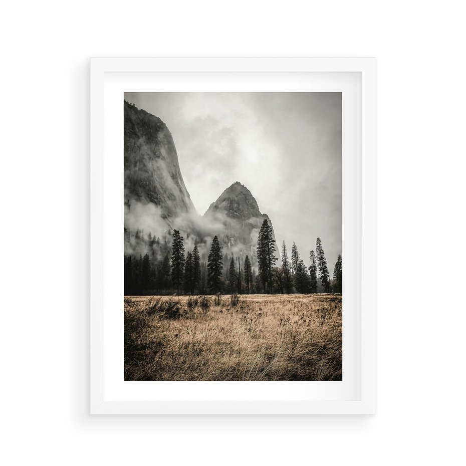 Plakat w ramie 40x50 - Mglisty Pejzaż Górski: Urok Niewidzialnośc - góry, krajobraz - rama biała