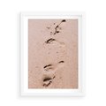 Plakat w ramie 50x70 - Ślady na Piasku - piasek, plaża - rama biała