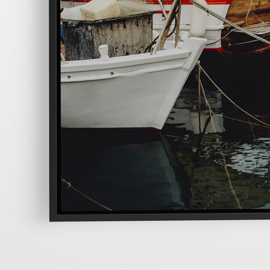 Obraz w ramie 50x70 - Malowniczy Krajobraz Morski - morze, łódki - rama czarna