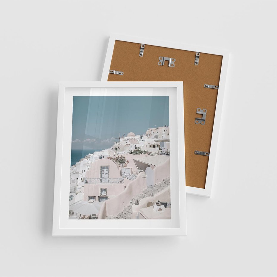 Plakat w ramie 40x50 - Śródziemnomorski Urok - zdjęcie Santorini, białe budynki - rama biała