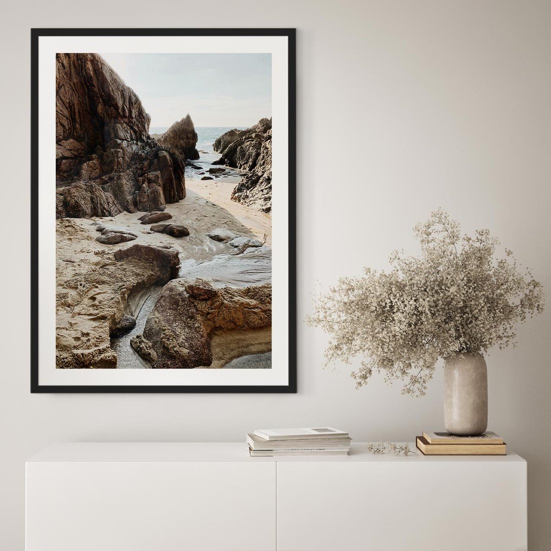 Plakat w ramie 40x50 - Morze i Klify - skalista plaża, krajobraz morski - rama czarna