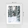 Plakat w ramie 30x40 - Spokój Zimowej Przygody w Lesie - domek w górach w lesie, zima - rama biała