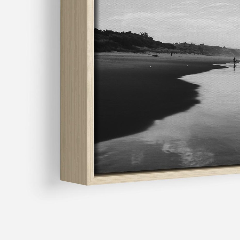 Obraz w ramie 50x50 - Nadmorska Melodia - czarno białe zdjęcie, plaża - rama drewno