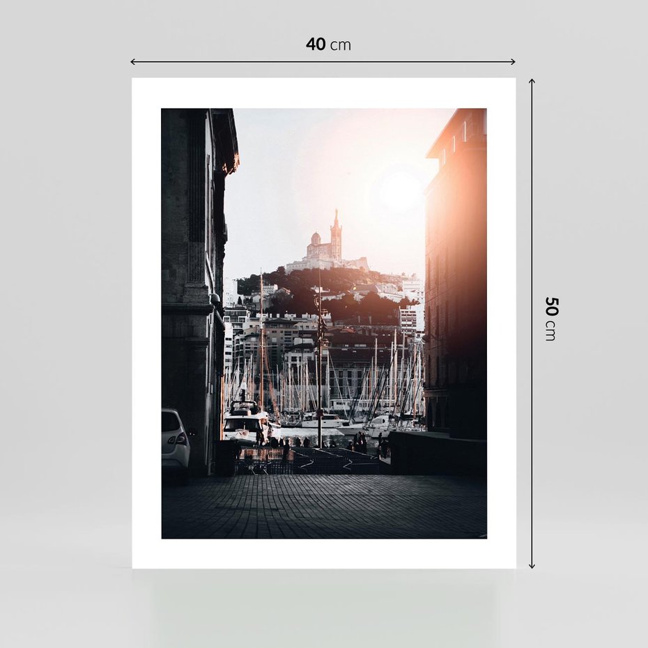 Plakat bez ramy 40x50 - Światło Portowe - czarno białe zdjecie, uliczka w nadmorskim mieście