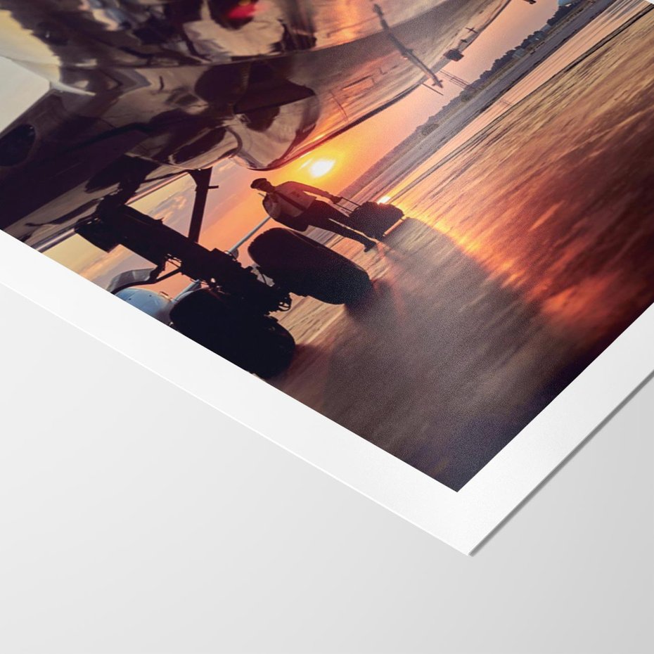 Plakat bez ramy 30x40 - Podróż ku Zachodzącemu Słońcu - samolot, scena na lotnisku