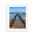 Plakat w ramie 40x50 - Falochron na brzegu morza - falochron, morze - rama biała