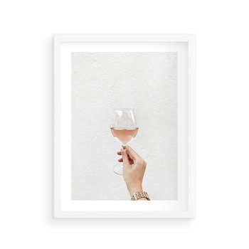 Plakat w ramie 30x40 - Kobieca Dłoń i Różowe Wino - kieliszek różowego wina, kobieca dłoń - rama biała