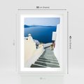 Plakat w ramie 30x40 - Malowniczy urok wyspy - Santorini, schodki - rama biała