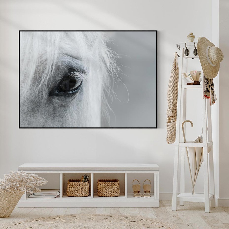 Obraz w ramie 100x70 - Oko Mocy - czarno białe zdjęcie, zbliżenie makro na oko konia - rama czarna