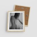Plakat w ramie 40x50 - Piękno o Poranku - czarno biała fotografia, akt kobiecy - rama drewno
