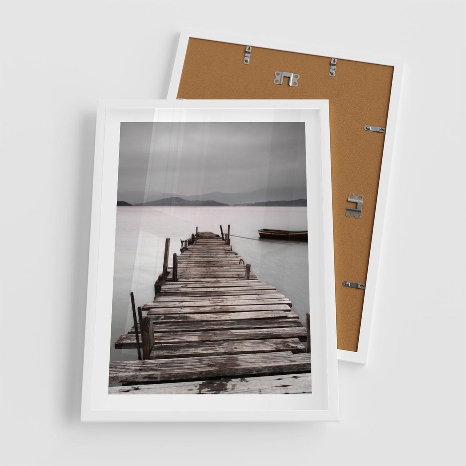 Plakat w ramie 50x70 - Spokój nad Jeziorem - pomost, jezioro - rama biała