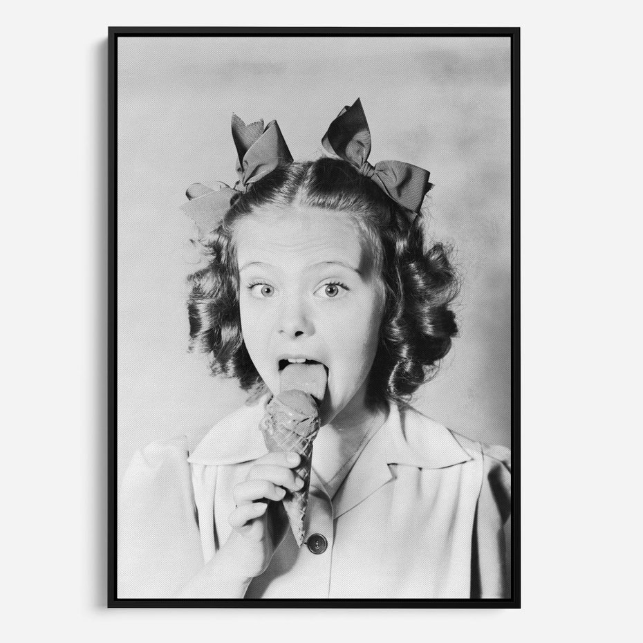 Obraz w ramie 50x70 - Pyszny Deser - retro zdjęcie, czarno białe - rama czarna