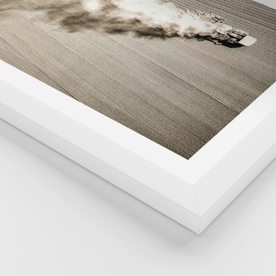 Plakat w ramie 40x50 - Żniwa na Wsi - pole, traktor na polu - rama biała