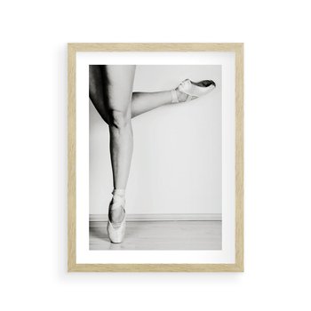 Plakat w ramie 30x40 - Tańcząca Delikatność - artystyczne zdjęcie, odcienie szarości - rama drewno