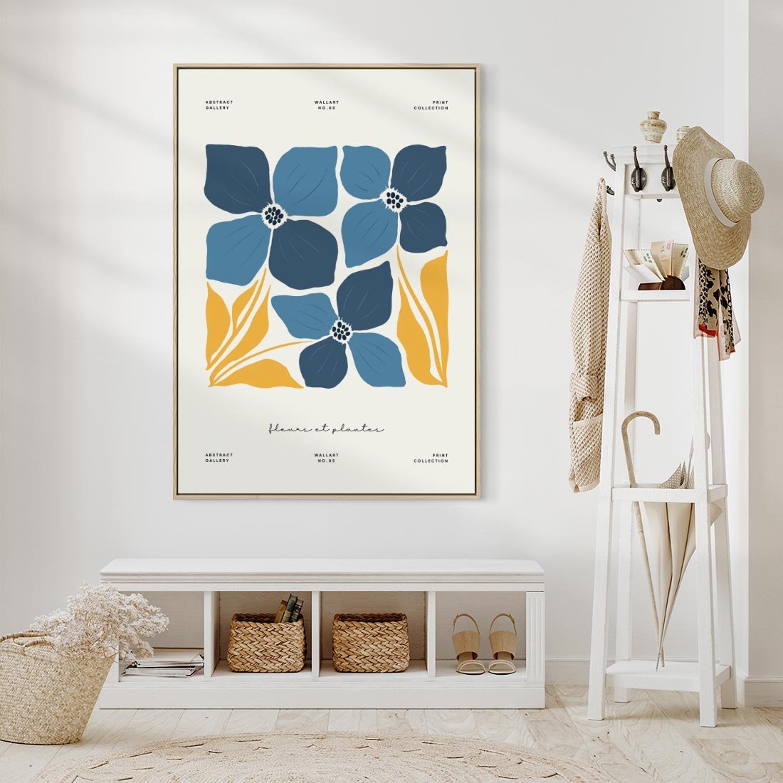 Obraz w ramie 50x70 - Błękitne Nowości - niebieskie kwiaty, nowoczesna sztuka - rama drewno