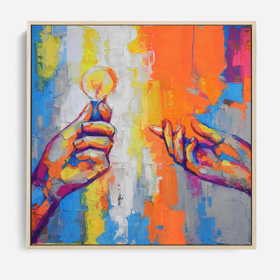 Obraz w ramie 80x80 - Refrakcje wewnętrznego światła - abstrakcyjne dzieło, dłoń trzyma żarówkę - rama drewno