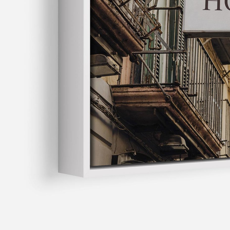 Obraz w ramie 50x50 - Magiczne Spacery - hotel, uliczka - rama biała