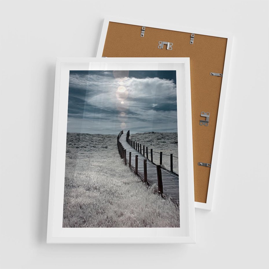 Plakat w ramie 50x70 - Burzowy pomost na plaży - plaża, pomost - rama biała