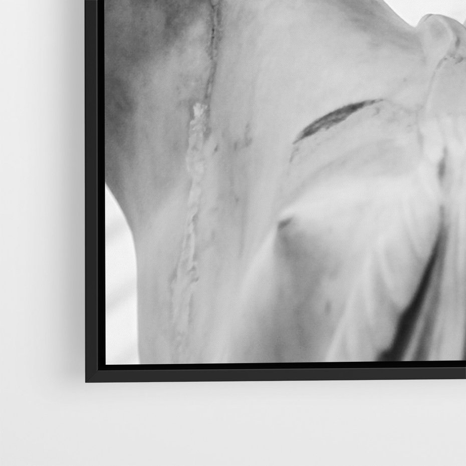 Obraz w ramie 70x100 - Zaklęta w Kamieniu - antyczna rzeźba kobiety na fotografii, czarno biała - rama czarna