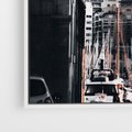 Obraz w ramie 70x50 - Światło Portowe - czarno białe zdjecie, uliczka w nadmorskim mieście - rama biała