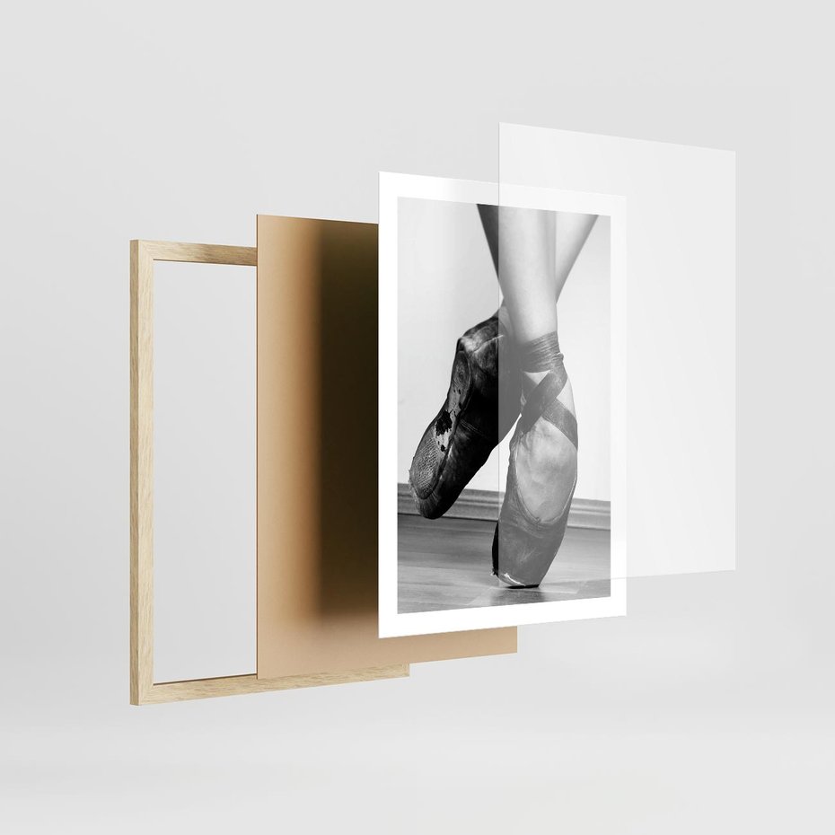 Plakat w ramie 50x70 - Taniec Zmysłów - artystyczne zdjęcie, odcienie szarości - rama drewno